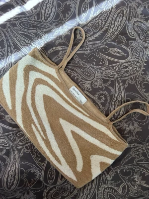 Två trendiga croppade linnetoppar - 2 för 1 | beige vita - varmare material 