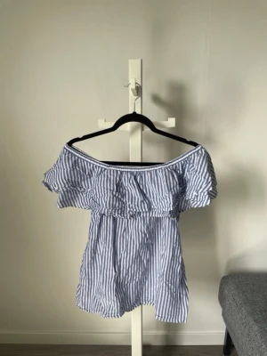 topp - säljer den här jätte söta off shoulder toppen från H&M som bara är använd någon fåtal gång😊 är perfekt till sommaren😊