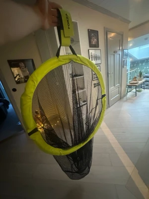 Bollnät från FORZA i neon och svart - Säljer ett hopfällbart bollnät från FORZA med neon-gul kant och svart nät. Perfekt för att ha något att sikta på när man skjuter. Handtaget gör det enkelt att bära och förvara. Nätet är runt och tillverkat i slitstarkt material.