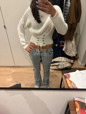 Ljusblå Dolge & Gabbana jeans - Säljer ett par ljusblå bootcut jeans med slitningar och hål vid knäna. Jeansen är lågmidjafe och klassiska fem fickor. Perfekta för en avslappnad och trendig look. Jeansen har några defekter som syns på bilderna, men det är inget som syns på!