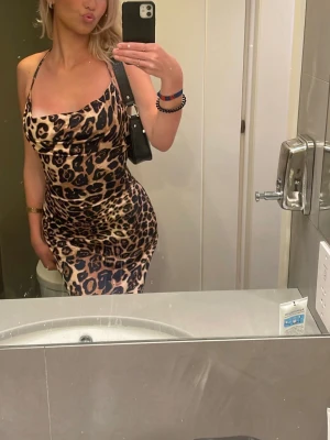 Leopard klänning  - Lång leopard klänning i storlek S, hel och fin. Öppen i ryggen och går själv att justera hur man vill den ska sitta 