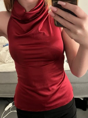 Röd ärmlös polotopp i satin - öppen rygg visar mer bilder privat, lappen är av har glömt var den är från🥰