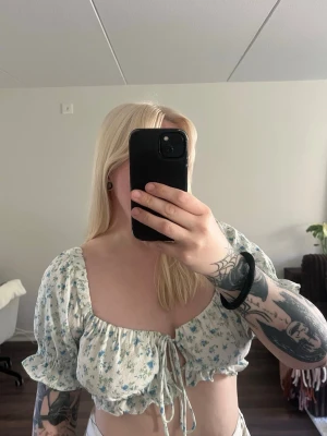 Blommig croptop med knytning - - Subtila missfärgningar på insidan från brun utan sol (inget som syns när man har på sig tröjan - Jag har vanligtvis storlek M och är 170 lång