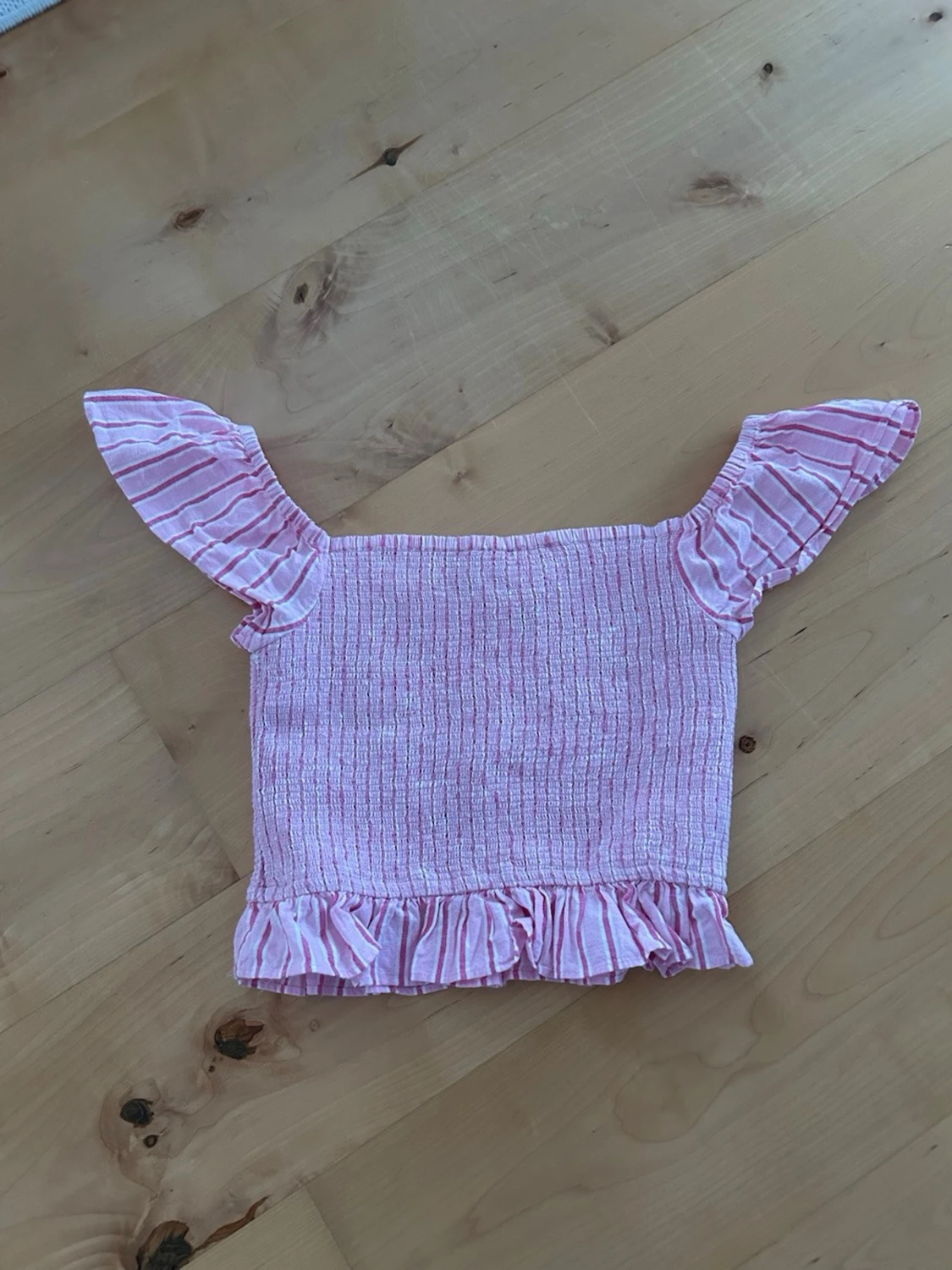 Offshoulder volang topp.