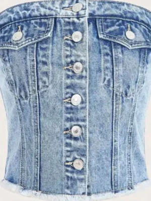 Ljusblå denim bustier topp - Trendig ljusblå bustier topp i denim med knappar framtill och två fejkade bröstfickor. Toppen är axelbandslös och har råa kanter nedtill för en cool look. Perfekt för att skapa en edgy stil. Storlek m men passar s/xs (pris går att diskutera) 