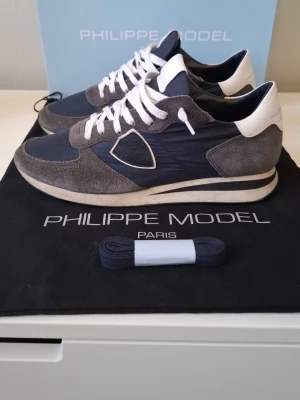 Philippe Model skor - Säljer nu dessa Philippe model skor som används väldigt lite och är därmed i väldigt bra skick. Perfekt för sommaren. Extra snören, dustbag och box medföljer. Priset är inte hugget i sten. Skriv gärna vid frågor och funderingar.