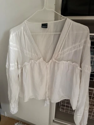 Vit blus från Gina Tricot - Söt boho blus använd fåtal ggr🩷