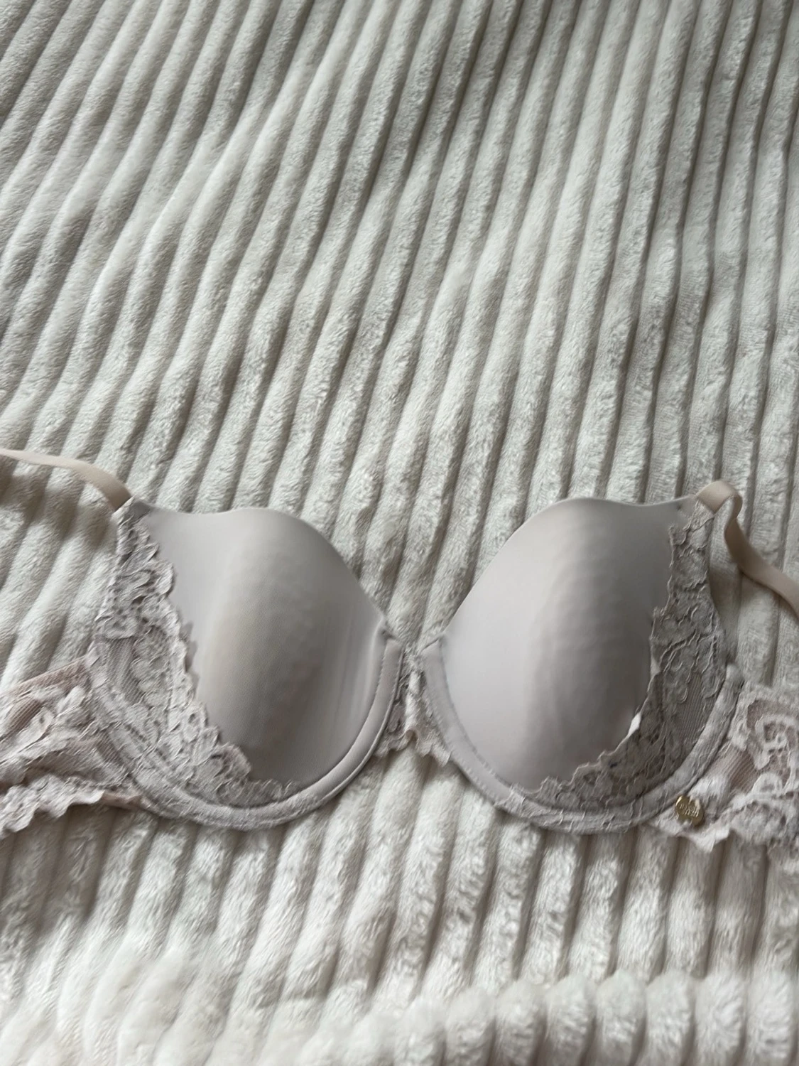 Ljusbeige push-up bh med spets