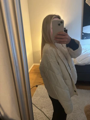 Vit pufferjacka från ZARA XS - Säljer en snygg vit pufferjacka från ZARA i storlek XS. Jackan har inte några tydliga fläckar och är hel. Använd ca 2 gånger