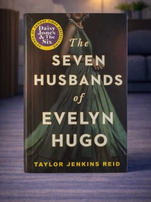 The Seven Husbands of Evelyn Hugo (Brand new, in English) - Skick: Helt nya böcker. Omslag: Pappercover. Storlek: standard (inte pocket). Förpackning: I sitt originala plastomslag. Från: Stockholm. Snabb leverans inom Sverige.