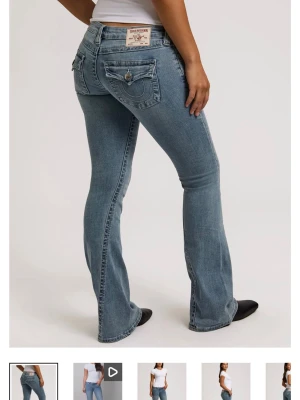  Blåa True Religion - Snygga blå bootcut jeans från True Religion i storlek 24! Låg midja, de är uppsydda med ungefär 5 cm (tygbiten följer med). Köptes för ungefär 1 år sedan & då priset var 1200.