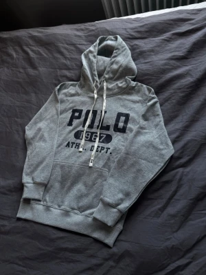 Ralph lauren hoodie  - Säljer nu en as feta Ralph lauren hoodie! Är för liten för mig så säljs som ny. Skick: 10/10 | Storlek: M | Pris: 999 | Bara att skriva om ni har några frågor! 