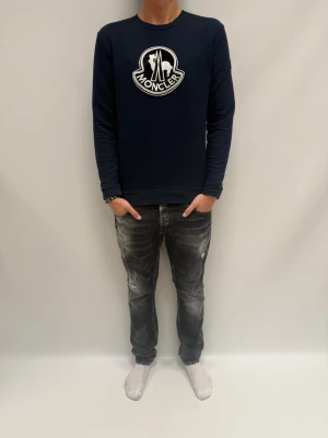 Mörkblå Moncler hoodie - för snygg tröja från moncler sitter extremt bra. Säljer pga för liten för mig, men den är sjukt fet inför dig som vill ha en snygg tröja inför sommarn. Vid frågor eller funderingar är det bara att skriva. OBS pris ej hugget i sten.