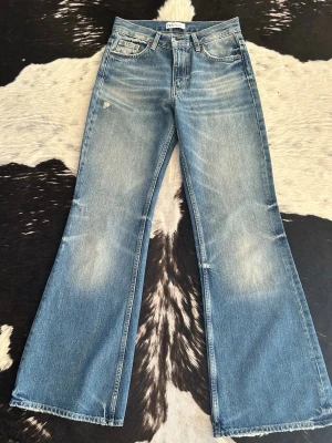 Zara jeans  - Säljer dessa utsvängda jeans från Zara i storlek 34. Säljer eftersom de inte är min stil. Jeansen passar mig bra som är runt 170 cm. I princip aldrig använda, inga defekter förekommer. Skriv för fler bilder 🩷