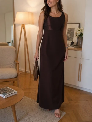 Mörkbrun långklänning i satin - Elegant mörkbrun långklänning i glansigt satinmaterial med breda axelband och snygg v-ringad rygg. Klänningen har en figurnära passform upptill och faller mjukt ner mot golvet. Perfekt för dig som vill ha en stilren och sofistikerad look.