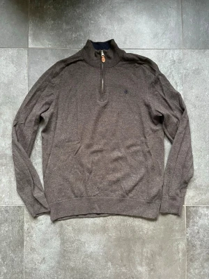Morris halfzip merinoull  - Tjena, säljer nu denna riktigt snygga och populära Morris halfzippen, den är storlek XL men har krymt i tvätten så passar S, bra skick, inga andra skador, hör av er vid frågor och funderingar🙌🤝 