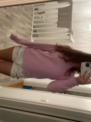 Ljusrosa basic tröja - En enkel och stilren ljusrosa tröja med rund hals och långa ärmar. Tröjan har ribbade muddar vid ärmslut och nederkant, perfekt för en avslappnad och trendig look. Passar bra till jeans eller shorts. Storlek S och är från vero Moda. (Dom vita shortsen säljer jag också, gå in på min profil så finns de ett inlägg om dom med!)