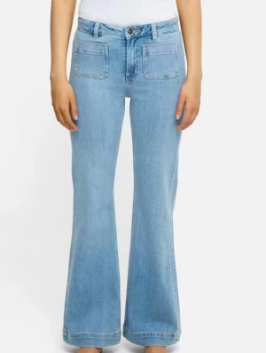 Jeans - Populära jeans från Bikbok. Camille flared jeans. Slutsålda på hemsidan. Väldigt lite använda. Storlek: 25/30 nypris: 499kr