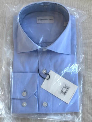 These glory days skjorta - Kavaj/ en lite finare skjorta från These glory days. Skjortan är helt ny och tag sitter på när man köper. Aldrig använd skjorta.   #brioni #loropiana #stenströms #ralphlauren #oscarjacobsson #roseandborn 