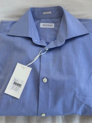 These glory days skjorta - Kavaj/ en lite finare skjorta från These glory days. Skjortan är helt ny och tag sitter på när man köper. Aldrig använd skjorta.   #brioni #loropiana #stenströms #ralphlauren #oscarjacobsson #roseandborn 