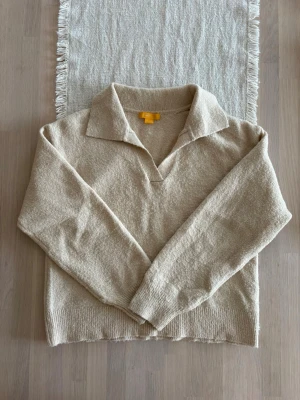 Dam beige ull sweatshirt - Storlek 146/152cm från GinaTricot. Väldigt fint skick och knappts använd. Skickas inom 48h kika in min profil för mer fina kläder. Skriv om ni har något frågor!