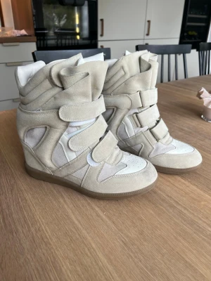Isabel marant skor beige - Isabel Marant wedge sneakers i beige färg. Endast använda fåtal gånger men dem kommer inte till användning. Skriv vid frågor! Har inte någon kartong