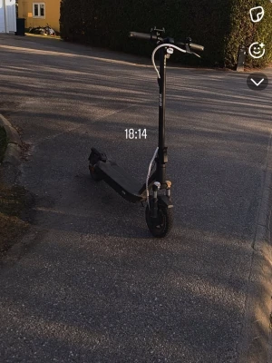 Navee - NAVEE GT3 Elsparkcykel - Svart, Använd men Fint Skick. Jag säljer den för att jag vill köpa en annat. Det finns en liten skada på framvingen, men jag kan skruva fast den igen om det behövs. Den går i 32 km/h, men om det behövs kan gör till 20 km/h.