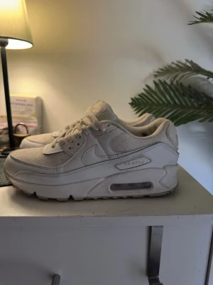 Nike Air Max 90 vita sneakers - Snygga vita Nike Air Max 90 sneakers med klassisk siluett. Perfekta för dig som gillar stilrena och sportiga sneakers med chunky vibe. Skicket 7/10