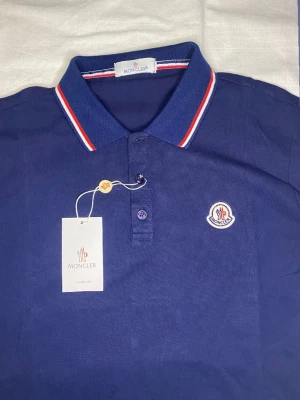 Marinblå pikétröja  - Säljer en mycket fin piké, perfekt nu till sommaren! Säljes för 349:- styck finns 2 i varje färg:) (BÅDA SVARTA ÄR SÅLDA) vid frågor så är det bara att höra av sig ! 
