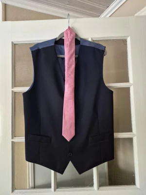 Slips ljusrosa paisleymönster - Slips ljusrosa med pasleymönster. Inköpt till student på dressman. Inköpspris 299 kr. Mycket fint skick.
