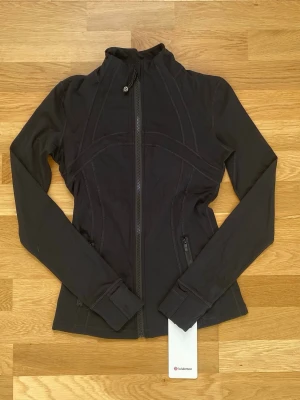 Svart träningsjacka från Lululemon - Sellinh lululemon define jacket. Size 6 and bought from vinted. It is new and unworn.