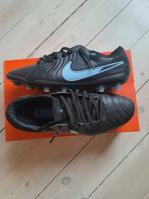 Nike tiempo legend 10 PRO - Fotbollsko från Nike i orginalförpackning. Spelbar på både naturgräs och konstgräs. Nypris 1800kr. 
