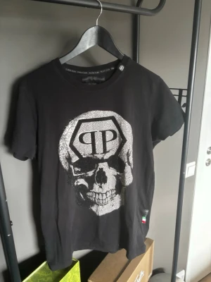 Philip Plain Tshirt  - Jag säljer en Philip Plein Tshirt som knappt är använd. Sitter ungefär som en Xs-S. Riktigt snygg både under tröjor men också till annat. Hör av dig vid fler frågor!🙏