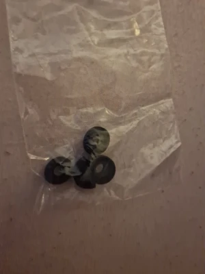 Svarta silikonpluggar till in-ear hörlurar - Fyra svarta runda silikonpluggar för in-ear hörlurar, levereras i en genomskinlig plastpåse. Perfekta som reservdelar eller för att byta ut slitna öronproppar. Mjukt och flexibelt material som ger bra passform och komfort. Aldrig använt. Pris kan diskuteras