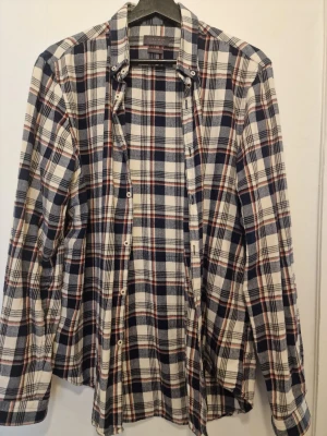 Rutig skjorta från Zara Man - Snygg rutig skjorta från Zara Man i blått, vitt och röda detaljer. Lumberjack style och snygg med exempelvis svart t-shirt under.