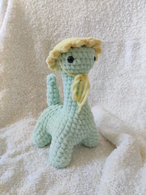 Virkad dinosaurie - Virkad dinosaurie med en hatt som är avtagbar. Cirka 20 cm hög. 