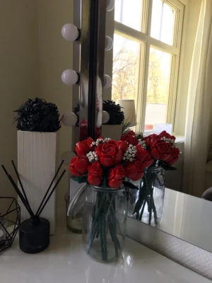 Bukett med röda LEGO-rosor - Säljer en bukett med röda rosor och vita små blommor byggda av LEGO. Saknas två bitar (se bilder) men inte något som syns särskilt mycket. 