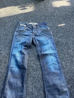 Jeans - Super snygga jeans! Sitter baggy/rakt. Osäker storlek, skulle säga S-M men hänvisar till mått!