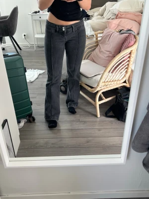 Svarta low waist jeans  - Jättesnygga low waist jeans från Monki Storlek lite oklart, står 27. Passar bra på 34/36, och perfekt i längden på mig som är 164cm! Innerbenslängden: 76