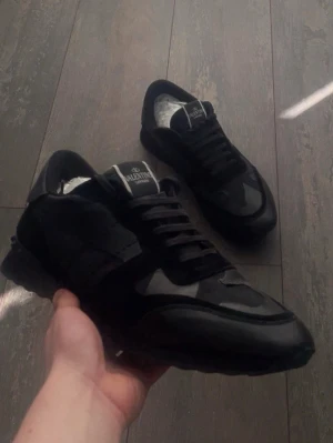  Valentino Rockrunners skor - Säljer ett par rikligt snygga Valentino Rockrunners skor. Dessa är välkända. Skicket är 9/10. Storlek är 44. Priset kommer ligga på 1399kr men kan sänkas.