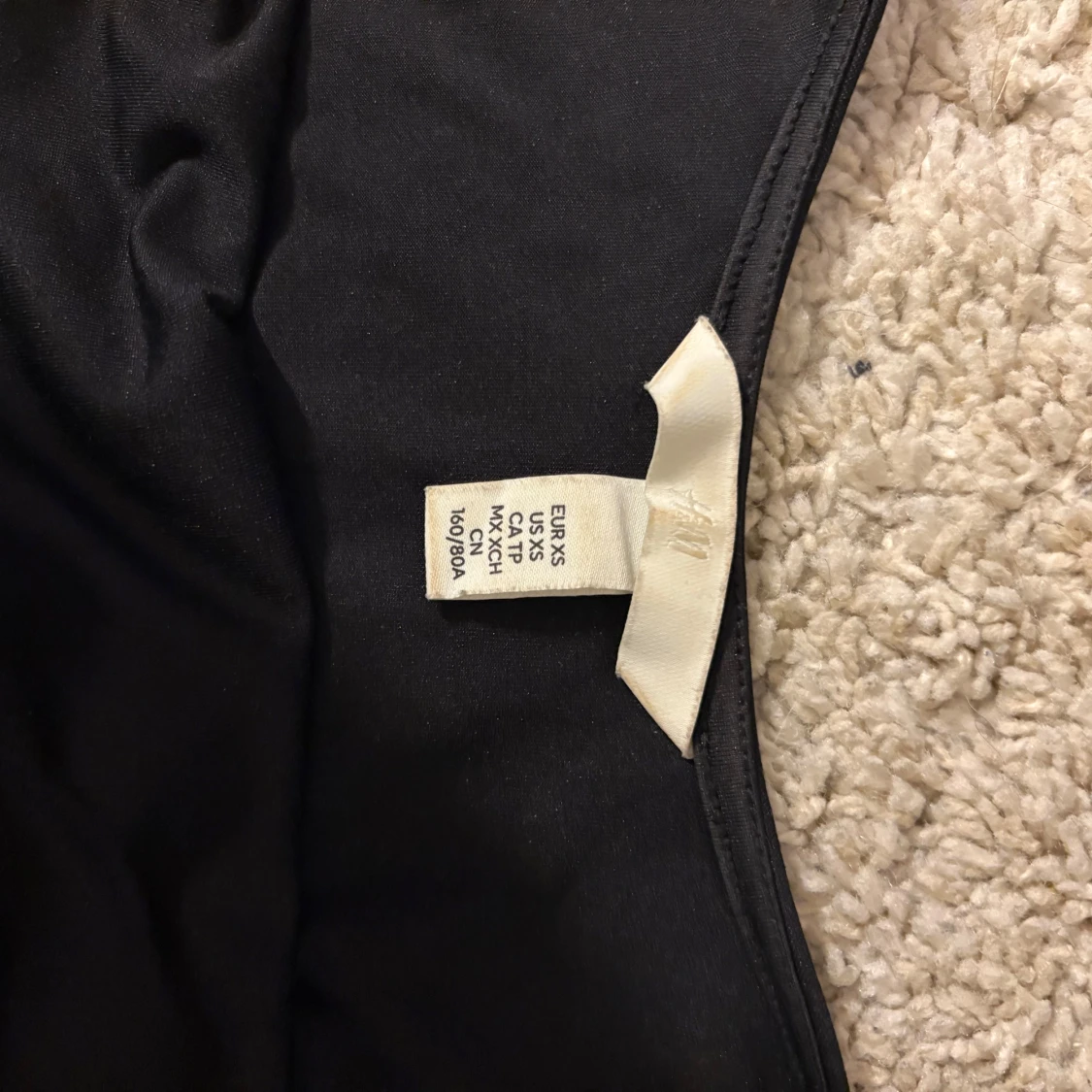 Svart topp med 3/4-ärm och vid ringning - 2