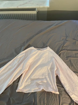 Ljusrosa långärmad topp från lager 157 - En enkel och stilren ljusrosa långärmad topp från lager 157. Tillverkad i mjuk bomull med normal passform och rund halsringning. Perfekt att matcha med jeans eller kjol för en clean look.