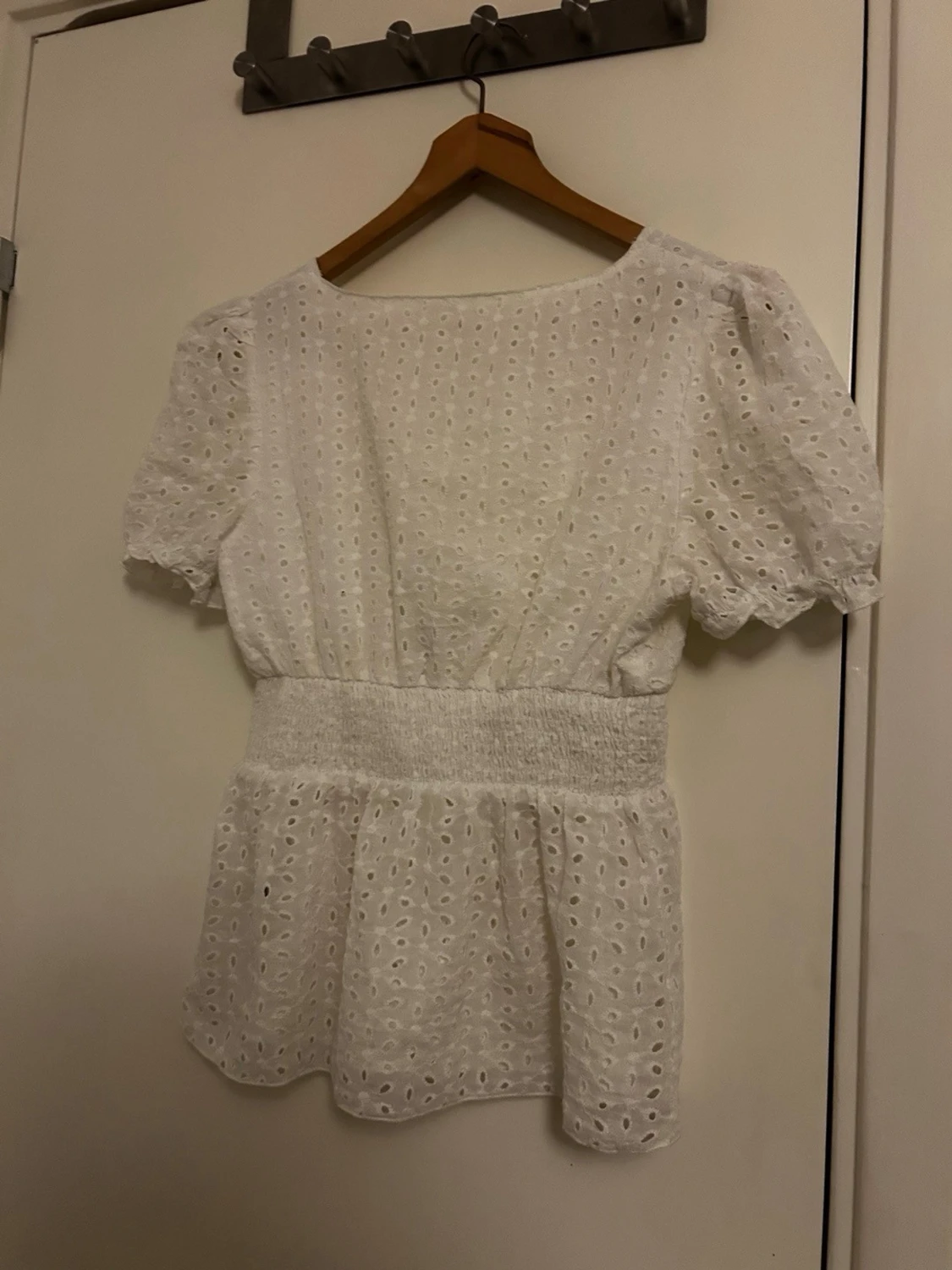 Vit blus med broderade detaljer - 1