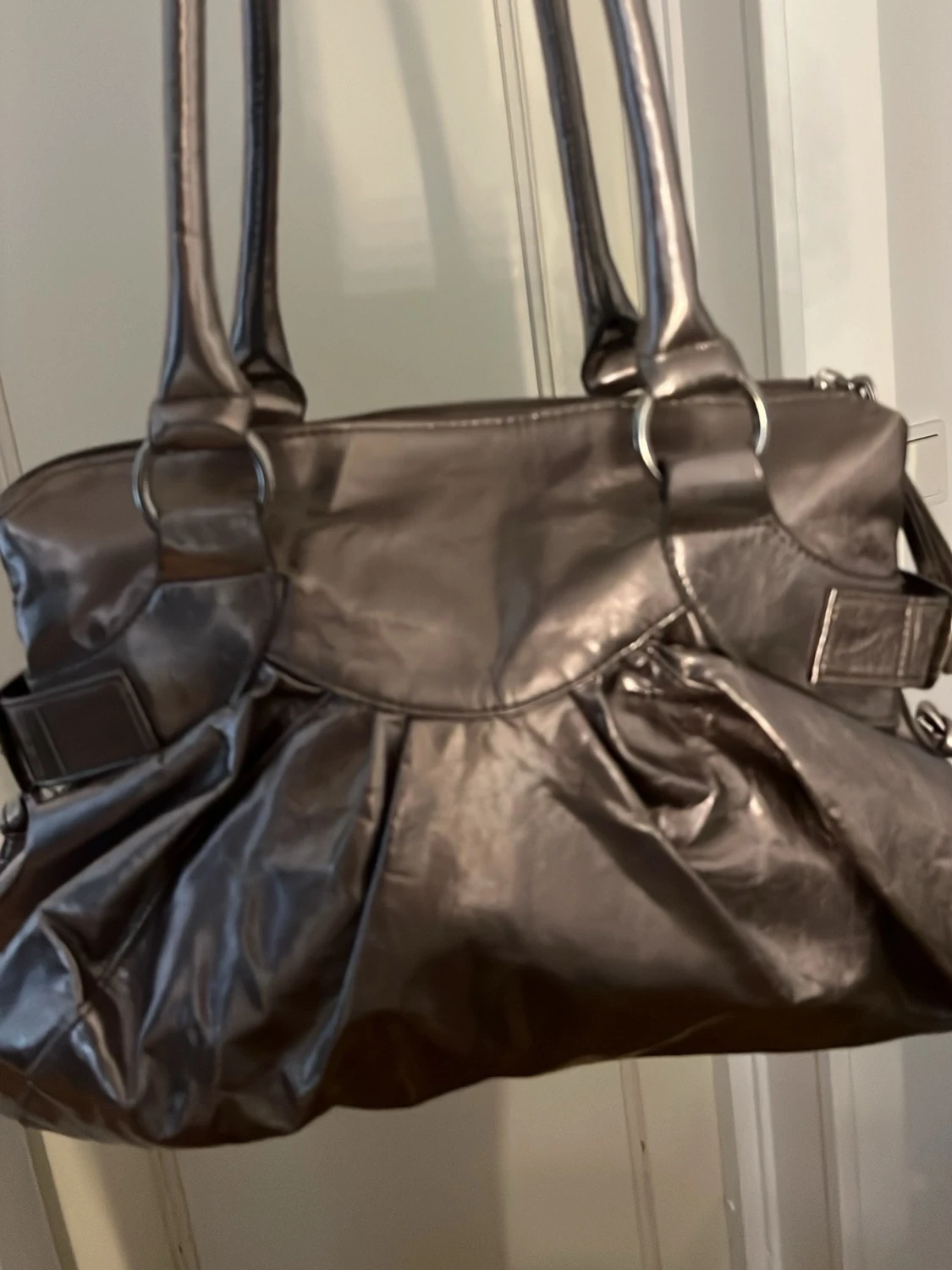 Metallic grå  handväska med fickor - 1