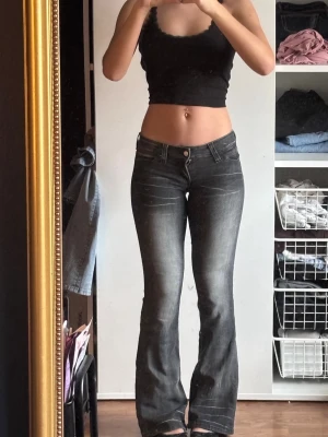 Lågmidjade bootcut jeans från weekday  - Säljer de populära weekday/monday BOOTY BEI LOW WAIST SKINNY BOOTCUT JEANS. Passar mig som har xs-s och är 167. ALDRIG ANVÄNDA då jag råka köpa två par 