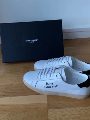 Saint Laurent skor - Bästa kvaliten på marknaden✅ Finns i både 42 & 43😉 Kommer med box📦 Självklart helt nya🤝 1-3 dagar leveranstid📬