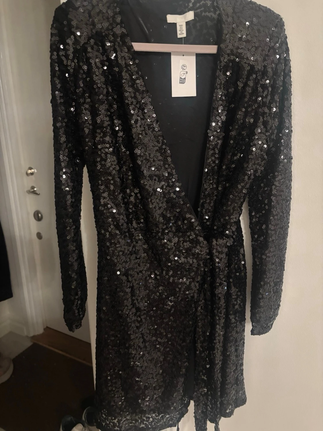 Svart paljettklänning från H&M