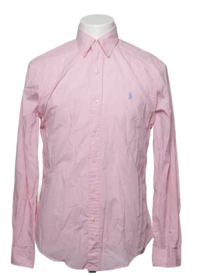 Ralph lauren skjorta - Klassisk ljusrosa skjorta från Ralph Lauren med button-down krage och lång ärm. Skjortan har broderad logga i blått på bröstet och stängs med vita knappar. Tillverkad i bomull för en skön och stilren look. Hör av dig vid funderingar🥂