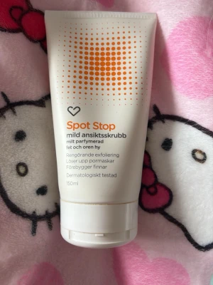 Spot Stop mild ansiktsskrubb 150ml - Mild ansiktsskrubb från Spot Stop, 150ml, i vit plasttub med orange detaljer. Skrubben är milt parfymerad och passar fet och oren hy. Ger rengörande exfoliering, löser upp pormaskar och förebygger finnar. Dermatologiskt testad. Använt fåtal gånger på en borste. 💛liten extra gåva vid varje köp! Skickar allt omsorgsfullt i bubbelplast & kartong