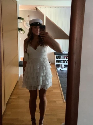 Studentklänning  - Säljer min älskade studentklänning. Klänningen har smala axelband, v-ringning och snörning i ryggen, perfekt för student eller sommarens fester.